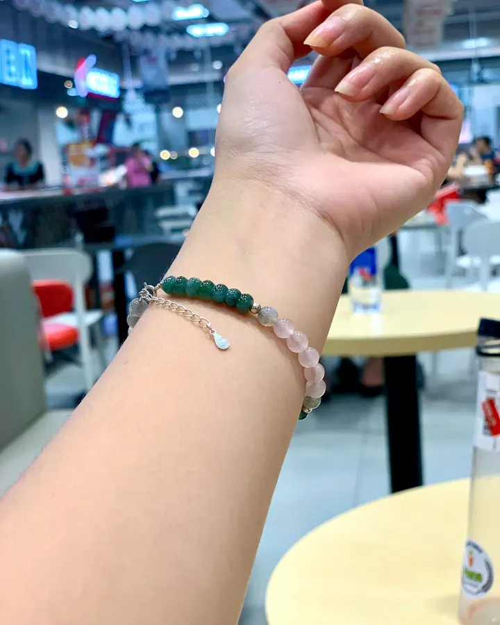 Ảnh khách gửi: cổ tay đeo vòng hạt xanh ngọc phối hồng nhạt và charm giọt nước