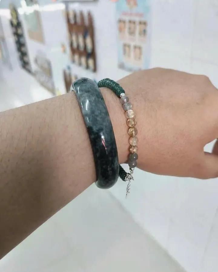 Ảnh khách gửi: cổ tay đeo vòng ngọc xanh đậm cùng chuỗi hạt vàng nhạt