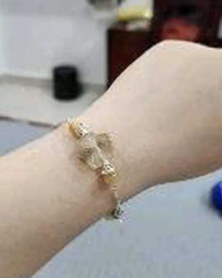 Ảnh khách gửi: cổ tay đeo lắc bạc có hạt đá vàng