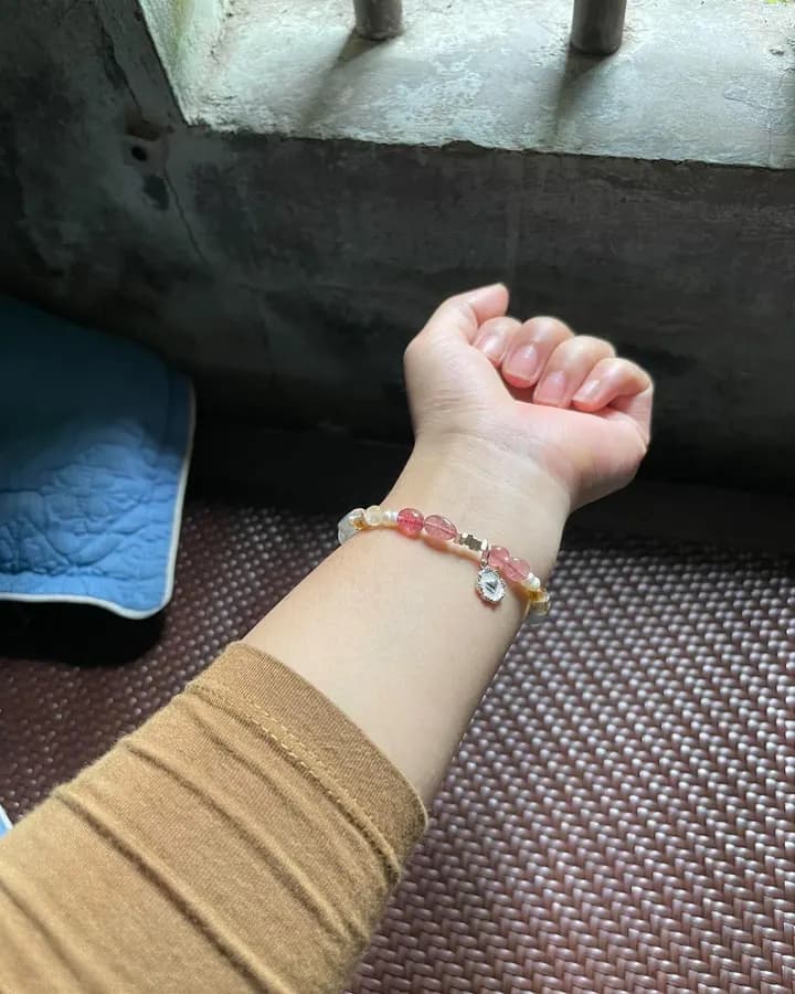Ảnh khách gửi: cổ tay đeo vòng hạt hồng dâu có charm bạc