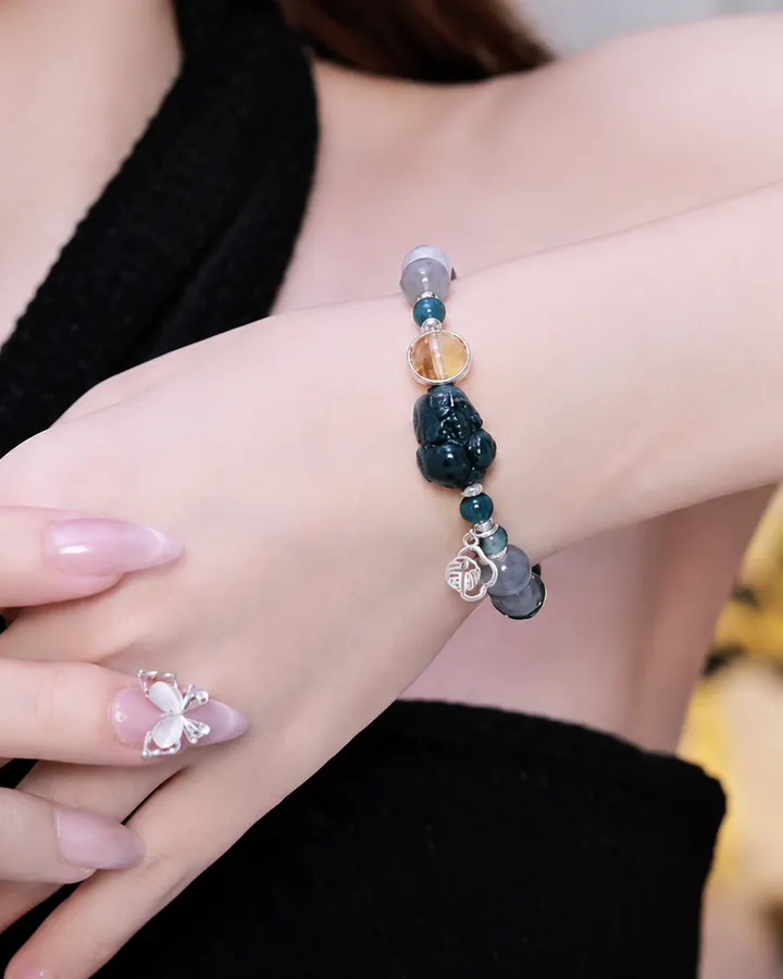 Ảnh khách gửi: cổ tay đeo vòng tì hưu ngọc xanh phối hạt cam, trắng