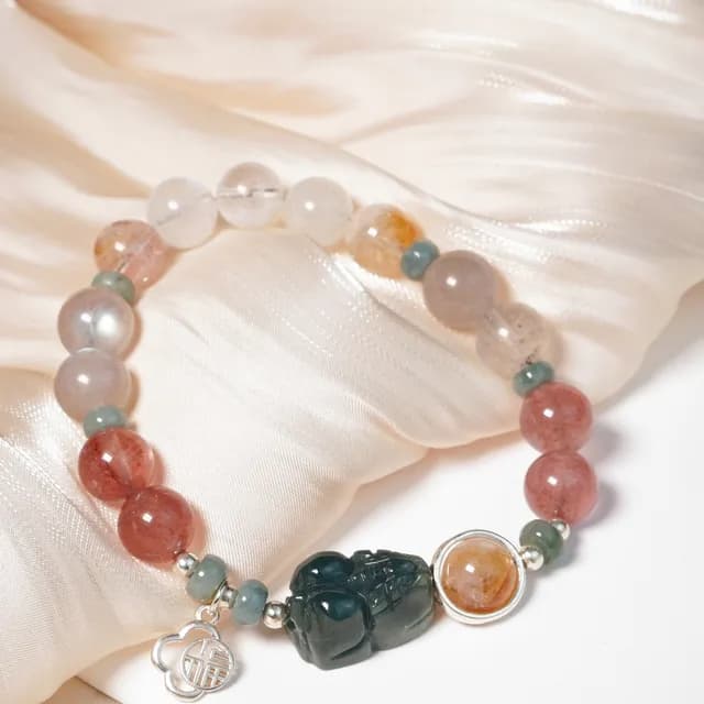 Vòng đá tròn 8 ly phối dâu tây, moonstone, thạch anh tóc vàng, tì hưu ngọc xanh và charm chữ Phúc bạc