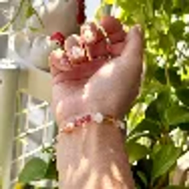 Ảnh khách gửi: tay đeo vòng trước tán lá